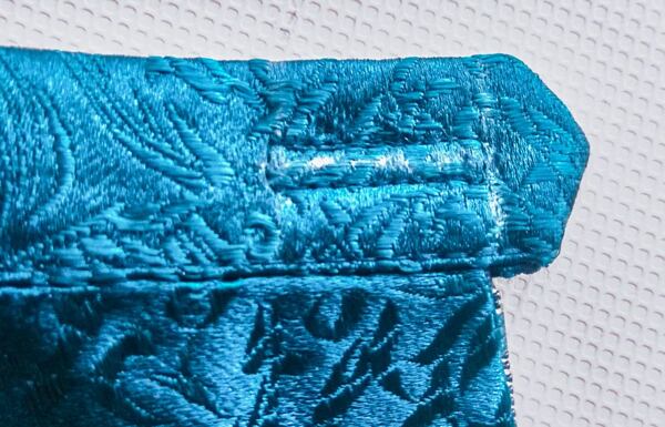 Jak ušít kolovou sukni – předšití knoflíkové dírky na stroji