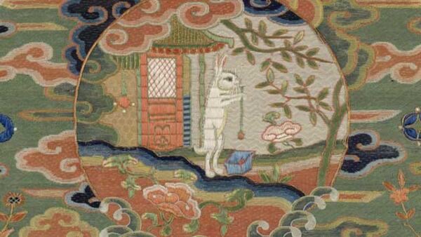 měsíční zajíc vyobrazen na fragmentu textilie ze 17.století, Čína