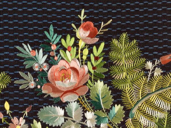 Historická výšivka hedvábí - ukázka malování jehlou