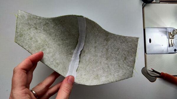 jak ušít roušku – podlepení švu