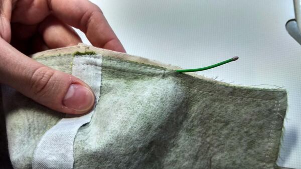 jak ušít roušku – na horním okraji roušky ušijte tunýlek a vložte do něj drátek