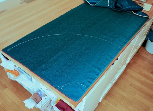 Jak ušít kolovou sukni – obkreslení střihu na látku 