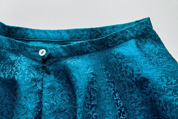 Jak ušít kolovou sukni – ušitý pásek s ručně vyšitou dírkou