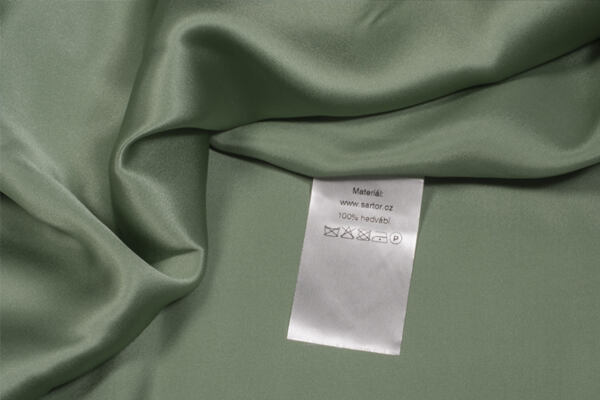 etiketa se složením pro čistírnu oděvů