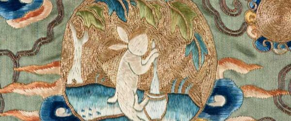 Detail vyšívaného taoistického kněžského roucha zobrazující měsíc, zajíce a elixír nesmrtelnosti, 17. století, Čína (zdroj: Jordan Schnitzer Museum of Art)