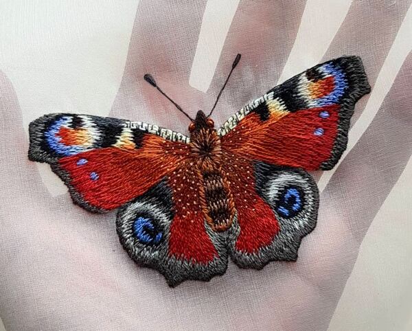 Výšivka hedvábím - výšivka bavlněnými přízemi, malování jehlou