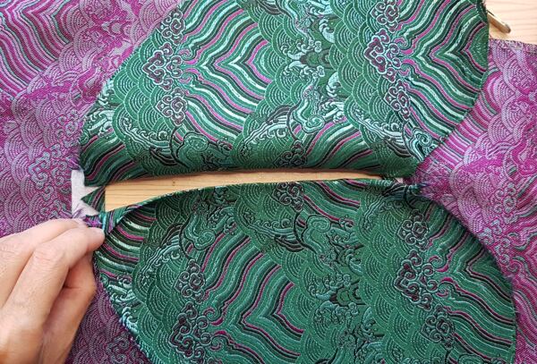 Šití výpustkové kapsy - protažení dílů do rubu