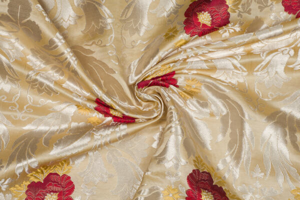 Krojový brokát s folklorním motivem z přírodního hedvábí © Sartor Bohemia