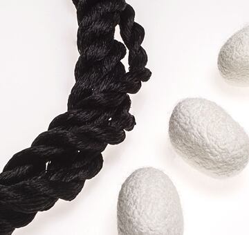 Vyšívací příze, 100% hedvábí, černá 93-4