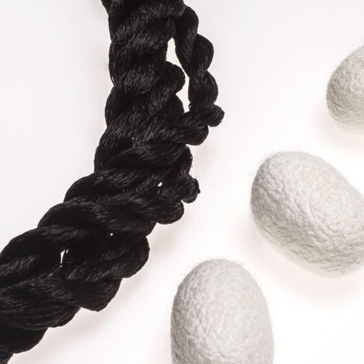 Vyšívací nit, 100% hedvábí, černá