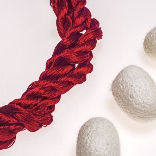 Nić do haftu, 100% jedwabiu, czerwona