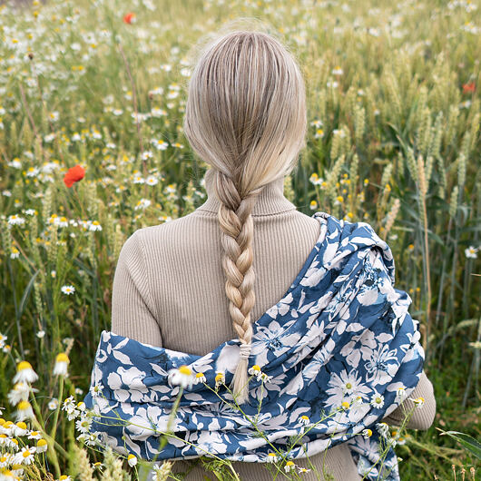 Autorská látka Rozkvetlá zahrada, modrá, viskóza EcoVero