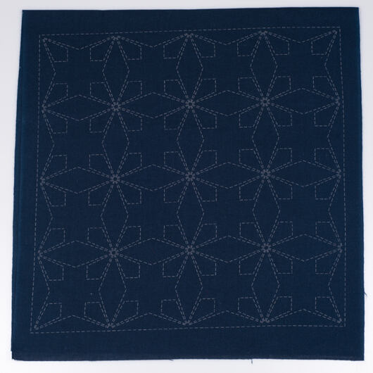 Sashiko předtištěná látka na Hana-Fukin 33 × 33 cm TESSEN, indigo modrá