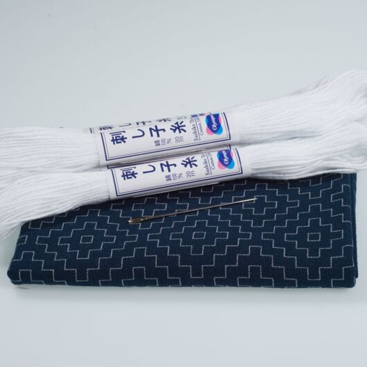 Zestaw do haftu sashiko Hitomezashi 34 x 34 cm TOMEL Blossom, indygo
