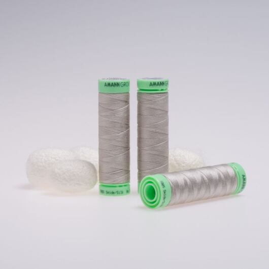 Hedvábná nit, šedá