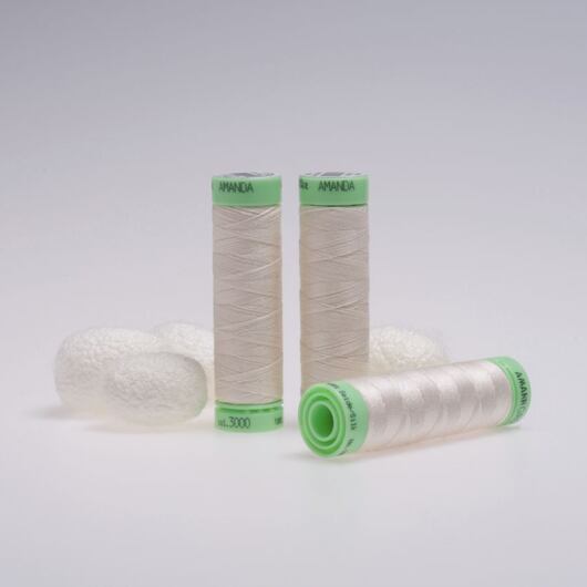 Hedvábná nit, bílá